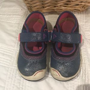 Plae sneakers size 8.5 toddlers